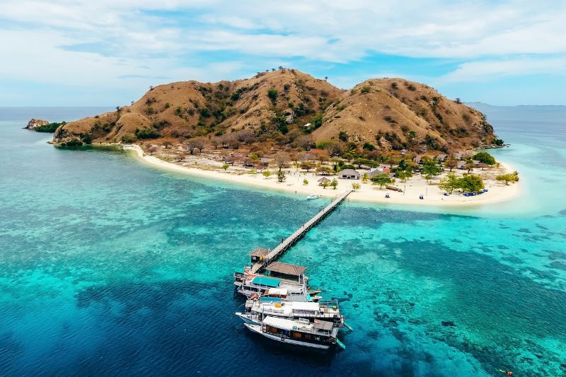 Pulau Kanawa adalah sebuah pulau kecil nan tenang dengan hamparan pasir putih, air laut sebening kristal, dan suasana yang jauh dari keramaian