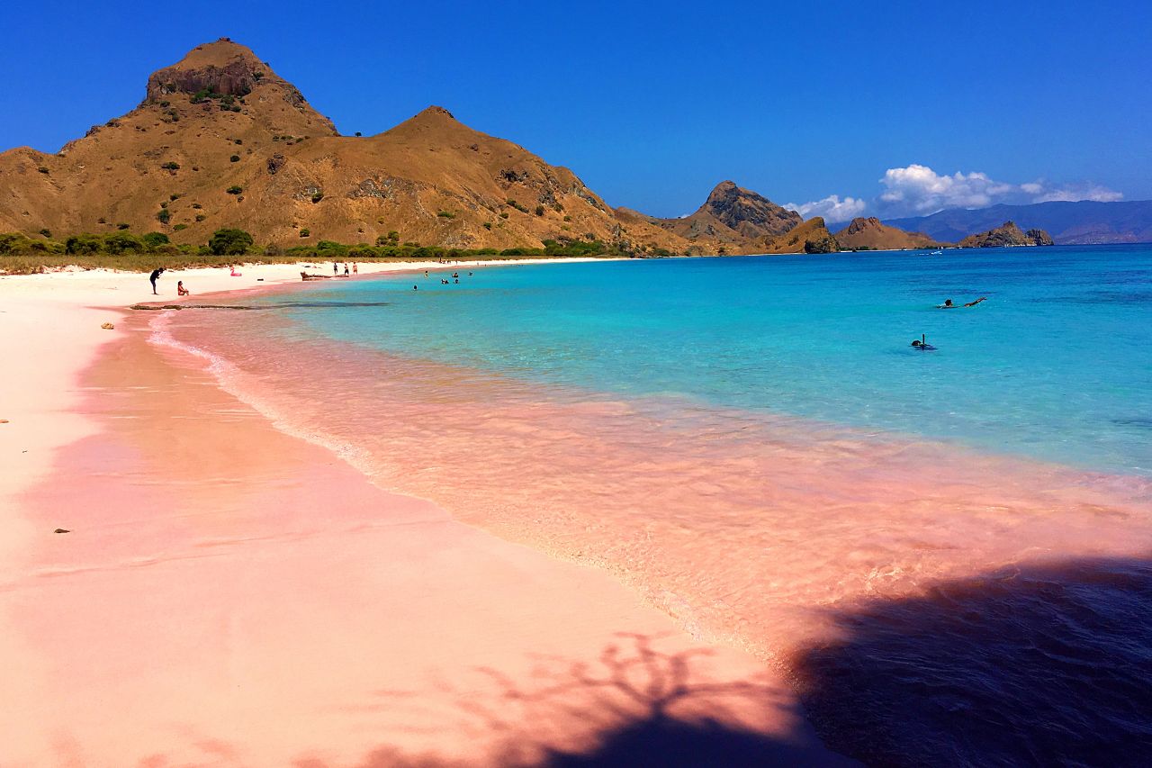 Pink Beach adalah satu dari sangat sedikit pantai berpasir merah muda di seluruh dunia